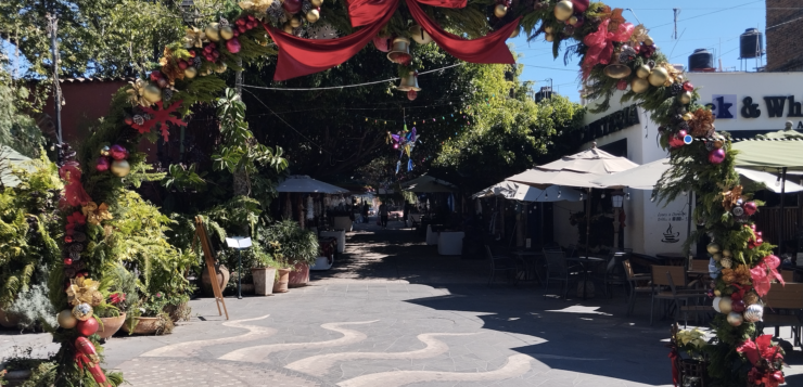 Ajijic community volunteers upgrade plaza decorations